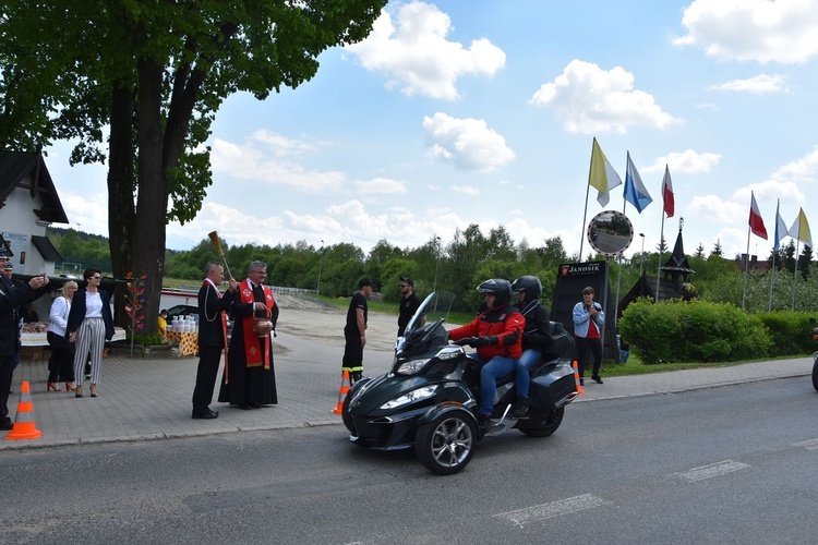 Motocykliści i strażacy na Drodze Papieskiej