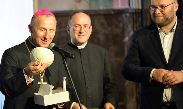 Dar papieża Franciszka pokazuje bp Marek Solarczyk.