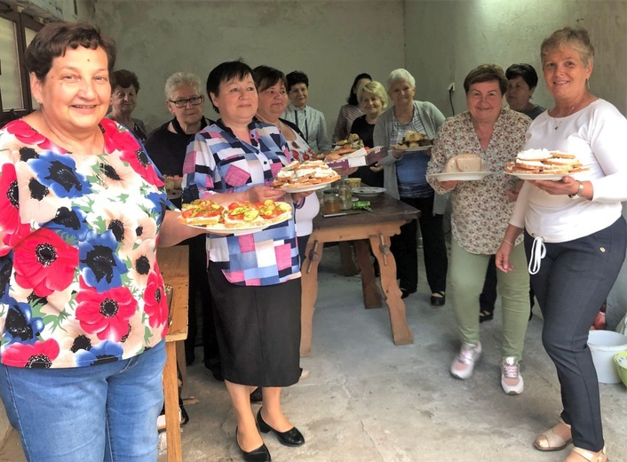 Gospodynie z Rycerki Górnej przygotowały dla młodych agapę, by poczuli, że tu otacza ich miłość.