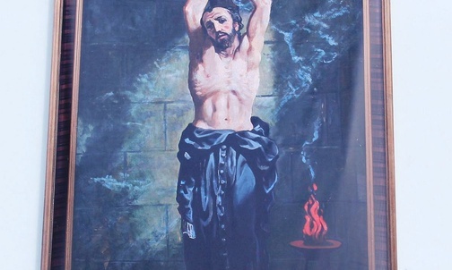 Wizerunek męczennika ze Skoczowa nad drzwiami do kościoła.