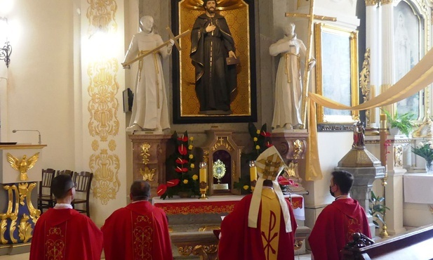 Modlitwa przy relikwiach św. Jana Sarkandra w kościele Świętych Apostołów Piotra i Pawła w Skoczowe.