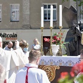 ▲	Pierwszy ołtarz znajdował się przy pomniku św. Jana Pawła II obok katedry. 