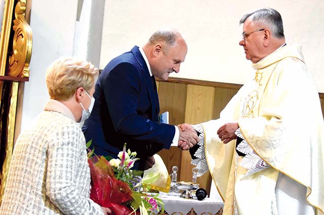 ▲	Jeszcze przed rozpoczęciem Mszy św. ks. Zbigniew Wolanin przyjął życzenia od przedstawicieli parafian. 