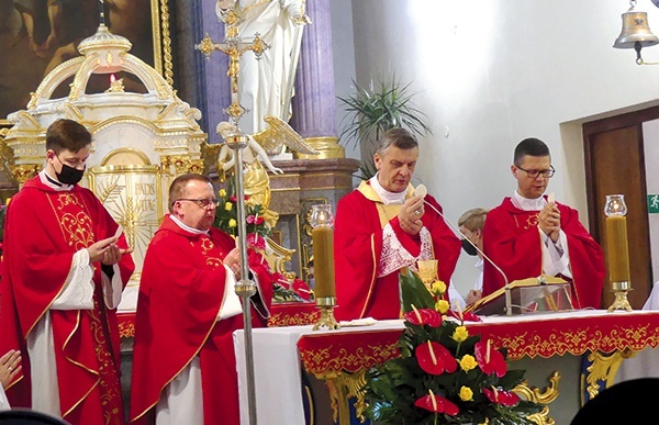 ▲	Od lewej: ks. Piotr Góra, ks. proboszcz Witold Grzomba,  bp Roman Pindel i ks. Marek Studenski.