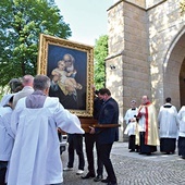 Mężczyźni wnieśli obraz w trakcie nabożeństwa przywitania.