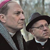 W rolę kardynała wcielił się Sławomir Grzymkowski.