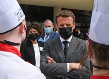 Prezydent Macron spoliczkowany podczas objazdu po kraju