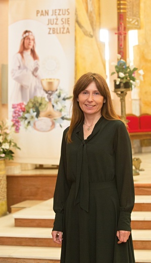 Renata Lewandowska-Szczerba jest nauczycielką religii w Katolickiej Szkole Podstawowej im. Heleny Kmieć prowadzonej przez Fundację na rzecz Rodziny w Warszawie.