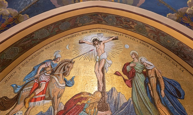 Mozaika w przedsionku kościoła wprowadza wiernych w klimat świątyni.