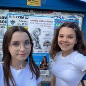 Młodzi z 3DKCh plakatują okolicę zapraszając na spotkanie do Trzciany.