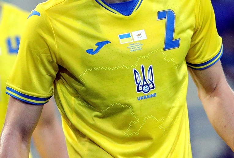 UEFA nakazała zmianę grafiki na koszulkach piłkarzy Ukrainy, ale...