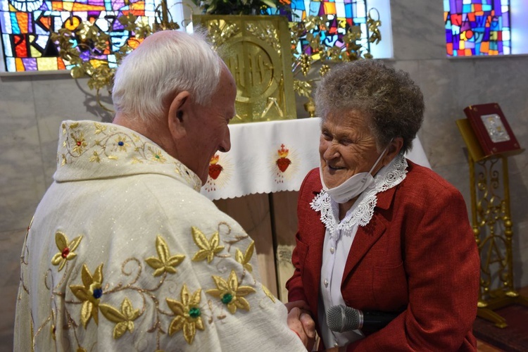 Najstarsza parafianka gratuluje ks. Walowi.