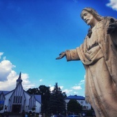 Figura Najświętszego Serca Pana Jezusa przed kościołem w Mokrzyskach. 