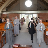 12 czerwca kapłani w towarzystwie wiernych uroczyście przenieśli Najświętszy Sakrament z kaplicy do nowego kościoła.