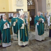 Poświęcenie tablic upamiętniających obchody jubileuszu i proboszczów parafii pw. NSJ w Radomiu.