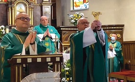 	Ks. proboszcz Józef Oleszko przyjął relikwie bł. Michała  i bł. Zbigniewa z rąk o. Jacka Lisowskiego.