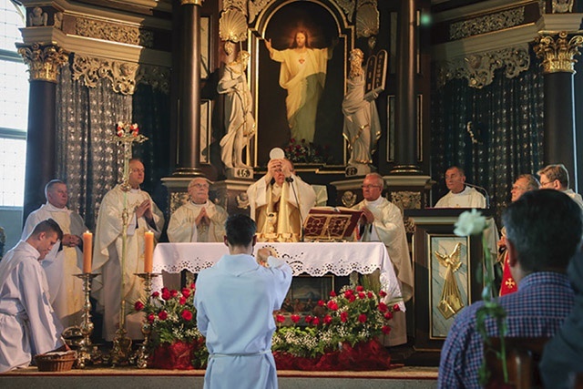 	W koncelebrze Mszy św. byli księża z dekanatu i zaproszeni kapłani.