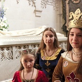 Przy sarkofagu patronki szkoły modliła się Agata z III LO w Inowrocławiu, ubrana w strój królewski. Towarzyszyły jej „dwórki” Dorota i Ola.