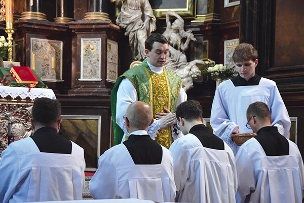 Uczestnicy liturgii otrzymali specjalne prymicyjne błogosławieństwo. 