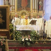 We Mszy św. koncelebrowanej wzięli udział franciszkanie oraz kapłani z pobliskich świątyń. 