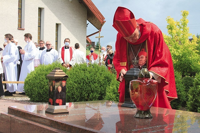 Biskup płocki postawił na symbolicznym grobie męczenników płonący znicz.