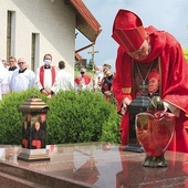 Biskup płocki postawił na symbolicznym grobie męczenników płonący znicz.