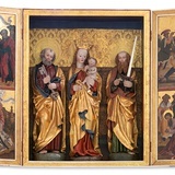 XV-wieczny tryptyk z warsztatu Wita Stwosza w ołtarzu kościoła parafialnego.