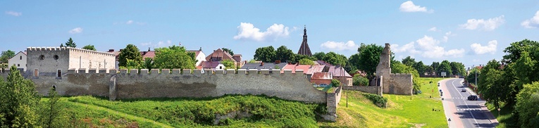 Miasto jest niemal w całości otoczone oryginalnymi murami obronnymi.