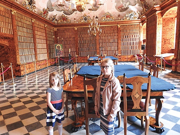 Stara biblioteka jasnogórska. Ula i Asia przy stole, w którym podczas II wojny schowano obraz Matki Bożej