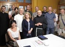 Reprezentanci wspólnot, które w tym roku współorganizują Ewangelizację w Beskidach z o. Bogdanem Kocańdą OFM Conv.