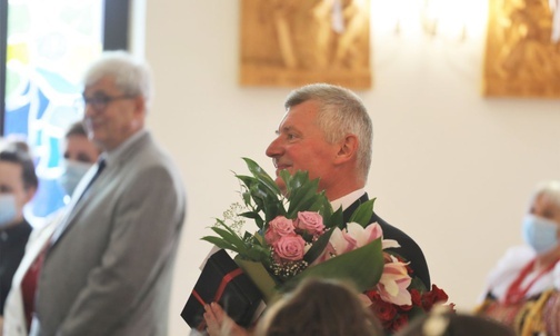 Kwiaty i podziękowania odebrał Jarosław Wysogląd, od 40 lat towarzyszący parafialnej modlitwie.