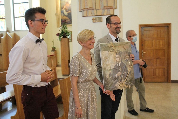 Oazowicze ze Skoczowa z obrazem św. Jana Sarkandra - prezentem dla ks. Marka Sędka.