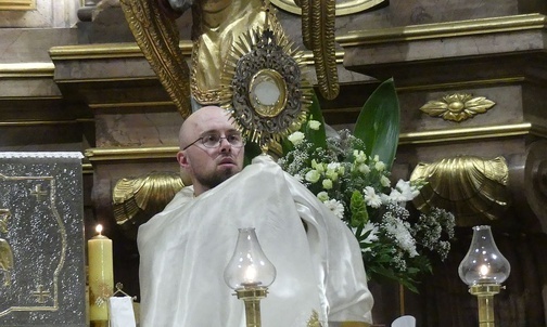 Adoracja Najświęsztego Sakramentu podczas modlitwy o dar poczęcia.