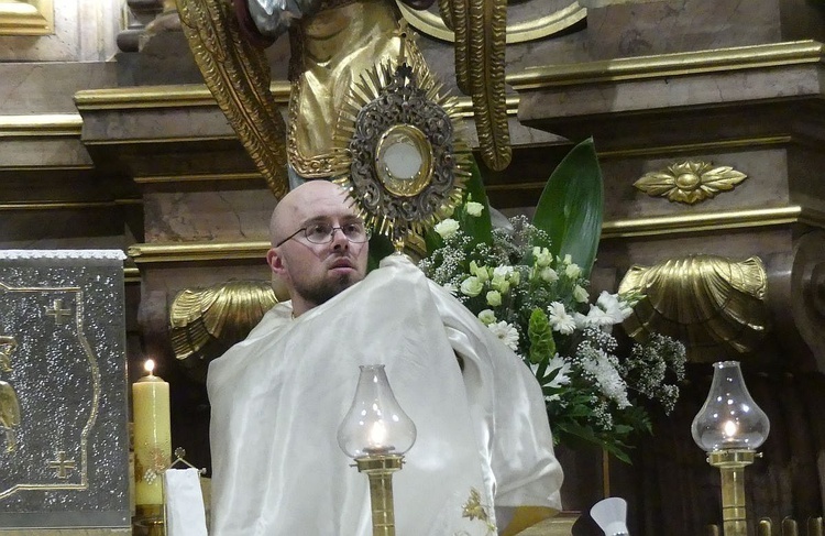 Adoracja Najświęsztego Sakramentu podczas modlitwy o dar poczęcia.