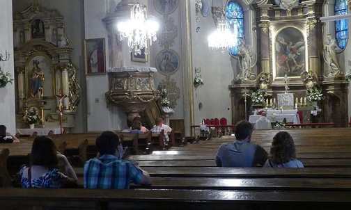 Wspólna modlitwa małżonków w kościele św. Michała Archanioła w Goleszowie.