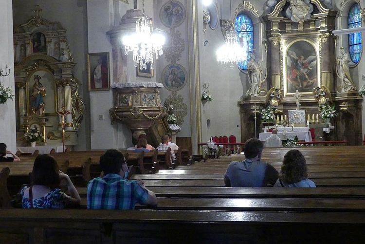 Wspólna modlitwa małżonków w kościele św. Michała Archanioła w Goleszowie.
