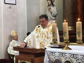 Biskupa i przedstawicieli szkół powitał proboszcz - ks. Tomasz Nuckowski.