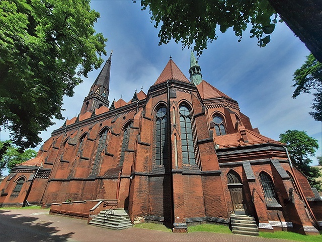 ◄	Kościół Świętych Apostołów Piotra i Pawła to robiący wrażenie neogotyk. 