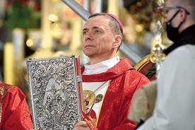 	Biskup pomocniczy w czasie liturgii.