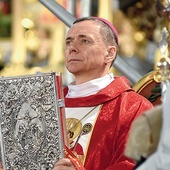 	Biskup pomocniczy w czasie liturgii.