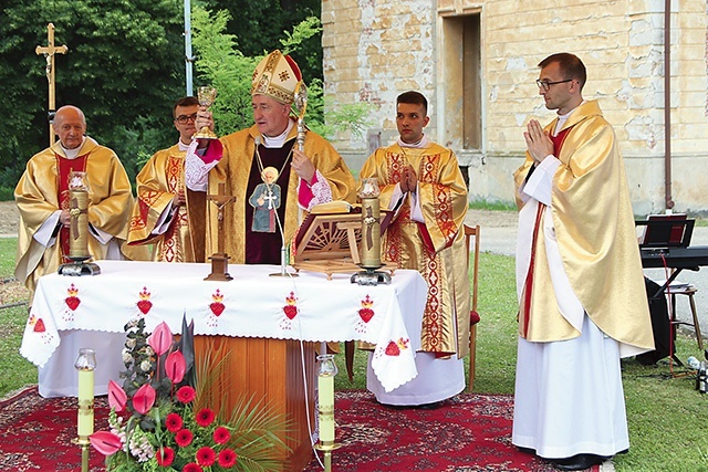 Biskup Jeż przekazał seminarium kielich papieża Franciszka, otrzymany za pośrednictwem abp. Henryka Nowackiego.