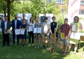 Laureaci z organizatorami i wręczającymi nagrody w ogrodzie Miejskiej Biblioteki Publicznej w Radomiu.