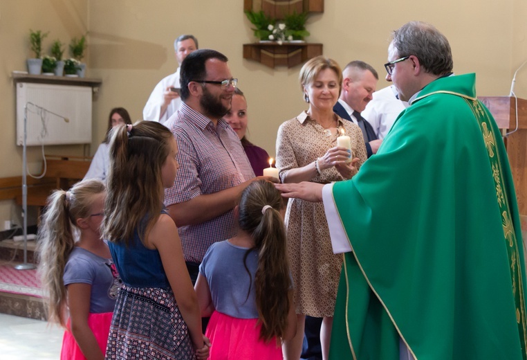 Podczas spotkania członkowie gałęzi Domowego Kościoła otrzymali świecę - symbol zawierzenia.