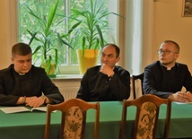 Podczas spotkania młodzi duchowni dowedzieli się, do jakiej parafii zostali posłani przez biskupa.