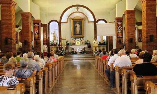 Wnętrze kościoła Miłosierdzia Bożego w Sułkowicach-Łęgu.