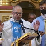 Bp Piotr Greger i dwaj neoprezbiterzy na czuwaniu w Hałcnowie