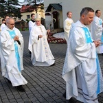 Bp Piotr Greger i dwaj neoprezbiterzy na czuwaniu w Hałcnowie