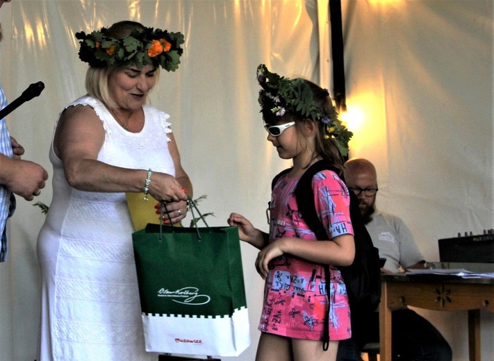  Nagrody za odnalezienie kwiatów paproci wręczała Ilona Jaroszek.
