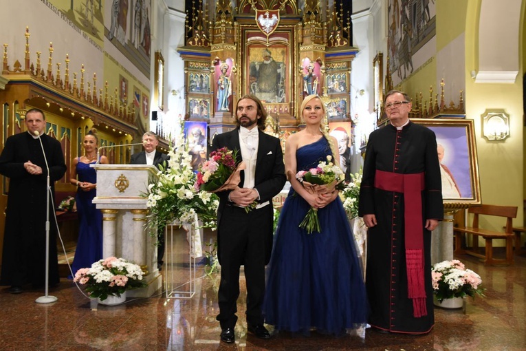 Wykonawcy koncertu z ks. prał. Władysławem Pasiutem.