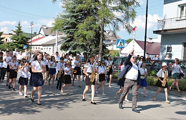 Parada ulicami Jedlińska.